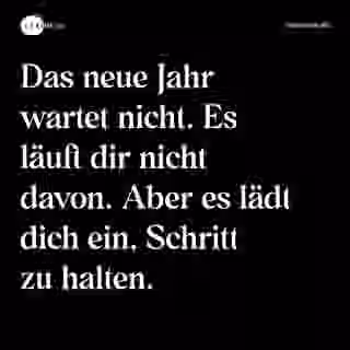 Das neue Jahr wartet nicht. Es läuft dir nicht davon. Aber es lädt dich ein, Schritt zu halten. - Spruch Bild
